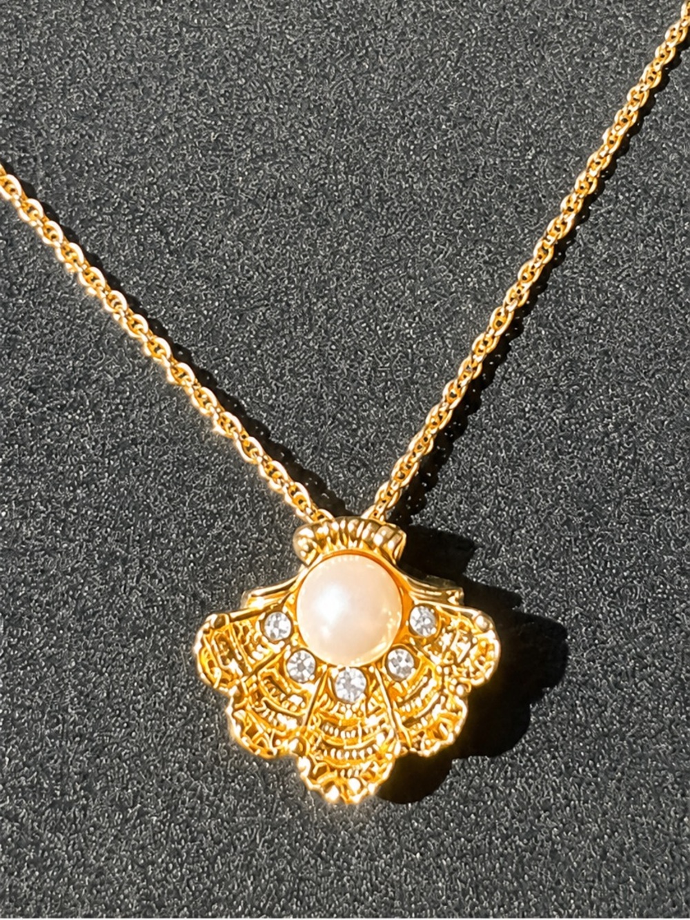 Vintage Avon Shell/Pearl Pendant Necklace “Ocean Dreams”, EUC